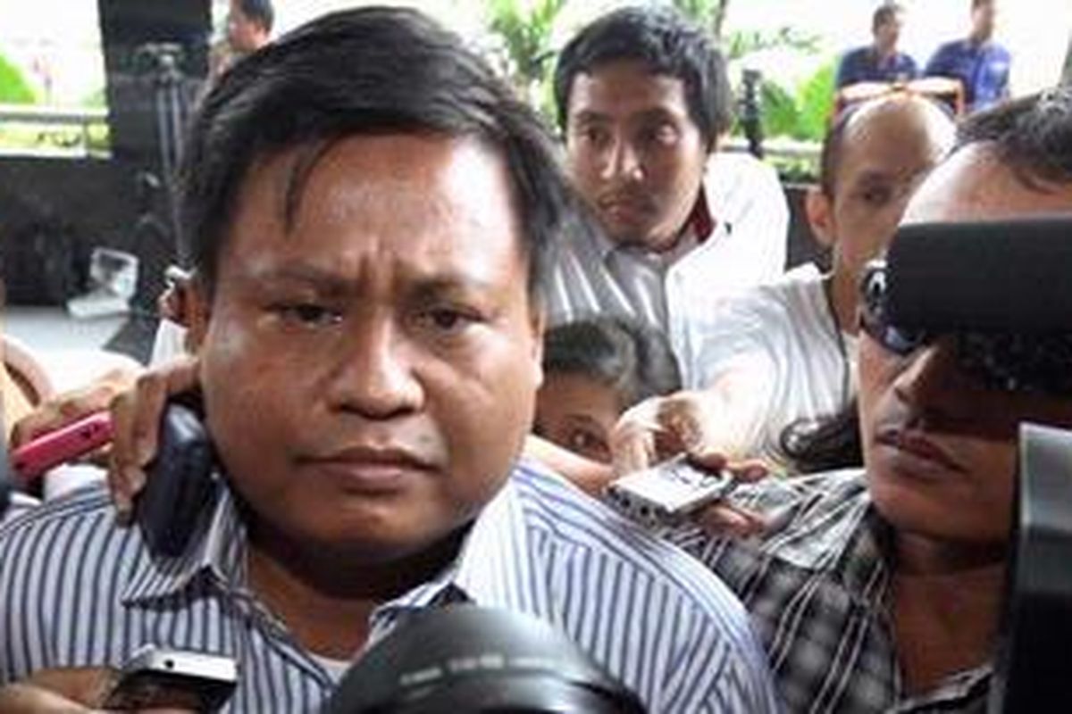 Mantan Anggota DPR dari Partai Kebangkitan Bangsa (PKB), Ali Mudhori, tiba di kantor KPK Jakarta Selatan untuk menjalani pemeriksaan, Kamis (15/9/2011). Ali Mudhori diperiksa sebagai saksi terkait kasus dugaan suap proyek infrastruktur transmigrasi untuk tersangka Dharnawati. 