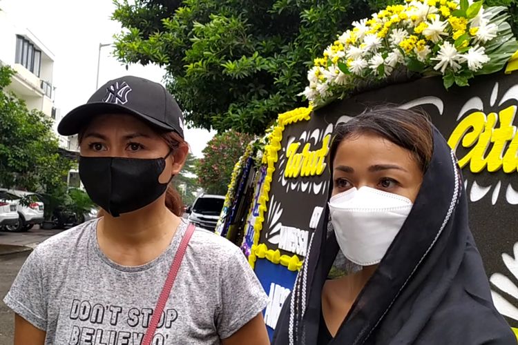 Nirina Zubir dan Jeti, warga Komplek Permata Mediterania, Srengseng, Kembangan, Jakarta Barat,  mengaku kehilangan sosok Vanessa Angel dan Febri Ardiansyah yang berani speak up, Jumat (5/11/2021) 