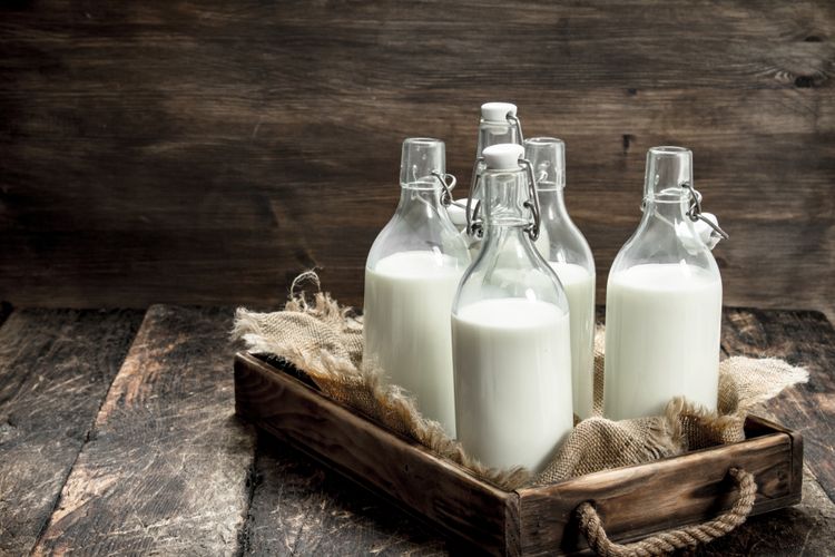 Jangan mengonsumsi susu dalam kondisi perut kosong jika Anda memiliki alergi terhadap laktosa. Manfaat kesehatan dari susu.