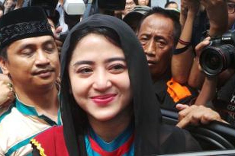 Dewi Perssik mengakhiri hukumannya di Rumah Tahanan Pondok Bambu, Jakarta Timur, Rabu (14/5/2014). Ia bebas kira-kira pukul 10.30 WIB.