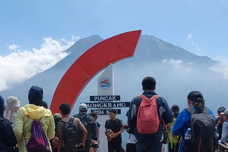 Upacara HUT Ke-81 RI Digelar di Puncak Bukit Mongkrang Karanganyar, Pendakian Dibuka 24 Jam 