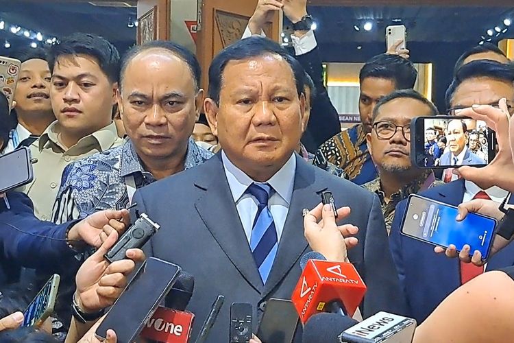 Menteri Pertahanan Prabowo Subianto memberikan keterangan pers sesuai meninjau Media Center KTT ke-43 ASEAN di Jakarta Convention Center, Kamis (7/9/2023).