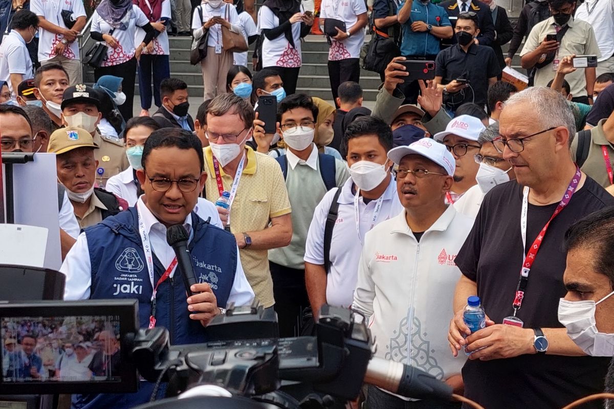 Gubernur DKI Jakarta Anies Baswedan ketika meninjau kawasan Dukuh Atas, Jakarta Pusat, Senin (29/8/2022).