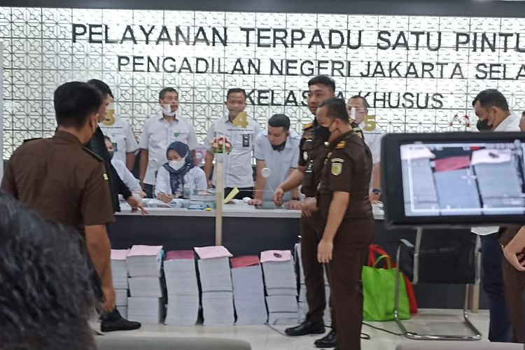Berkas 11 tersangka yang terlibat dalam kasus pembunuhan berencana, termasuk berkas milik mantan Kepala Divisi Profesi dan Pengamanan (Kadiv Propam) Polri Ferdy Sambo. Berkas itu diserahkan oleh Kejaksaan Negeri Jakarta Selatan kepada Pengadilan Negeri Jakarta Selatan, Senin (10/10/2022). 