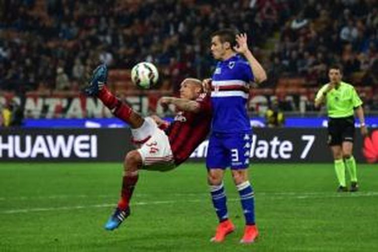 Gelandang AC Milan, Nigel de Jong (kiri), melepaskan tembakan dan mencetak gol meski dibayangi bek Sampdoria, Djamel Mesbah, dalam pertandingan Serie-A di San Siro, Minggu atau Senin (13/4/2015) dini hari WIB. 