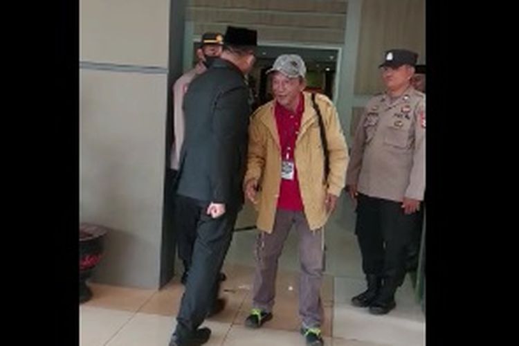 Video ketua DPRD Luwu Timur beredar luas di whatsApp group, dalam video yang berdurasi 24 detik itu nampak ketua DPRD Luwu Timur Aripin bergegas memasuki gedung DPRD Luwu Timur, mengenakan pakaian Jas hitam, kopyah hitam dan disambut warga dan personel Satpol PP Luwu Timur, Rabu (8/3/2023)