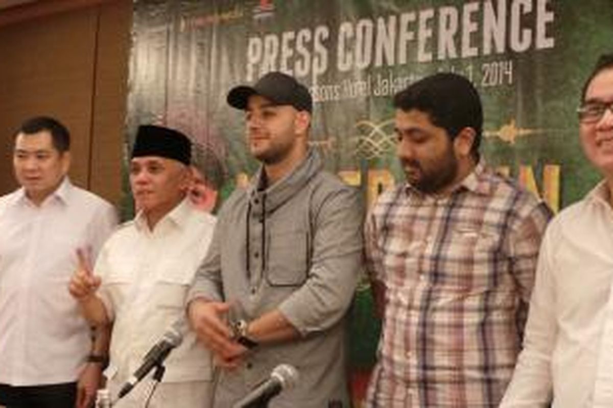 Maher Zain (ketiga dari kiri) diapit oleh Hary Tanoesoedibjo (paling kiri), Hatta Rajasa (kedua dari kiri), Tantowi Yahya (paling kanan), dan seorang rekannya hadir dalam konferensi pers di Hotel Four Seasons Jakarta, Selasa (1/7/2014), mengenai konser Maher di Istora Senayan, Jakarta, Rabu (2/7/2014).