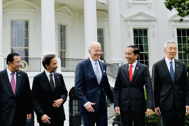 Presiden Joko Widodo (kedua kanan) berbincang dengan Presiden Amerika Serikat Joe Biden (tengah) saat foto bersama dalam rangkaian KTT Khusus ASEAN-AS di Gedung Putih, Washington DC, Amerika Serikat, Jumat (13/5/2022). Pertemuan khusus tersebut dalam rangka memperkuat kemitraan ASEAN-AS.