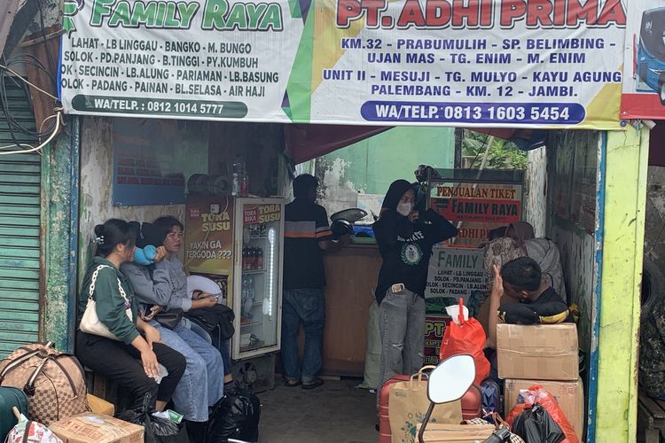 Situasi para pemudik yang tengah duduk menunggu kedatangan bus di agen penjualan tiket bus di Terminal Induk Bekasi Jalan Margahayu, Kecamatan Bekasi Timur, Kota Bekasi, Selasa (2/4/2024).