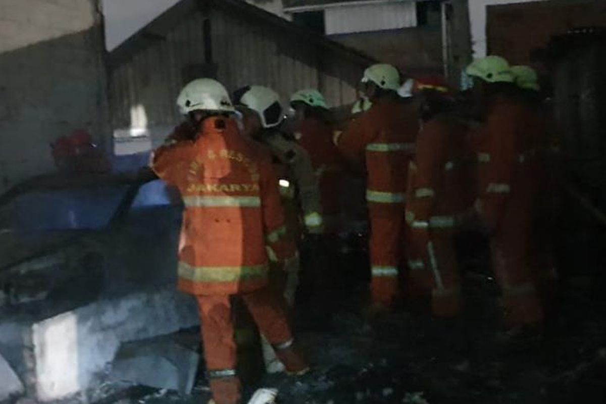 Petugas damkar berhasil menjinakkan kebakaran yang melanda rumah warga di Penggilingan, Jakarta Timur Kamis (6/6/2019).