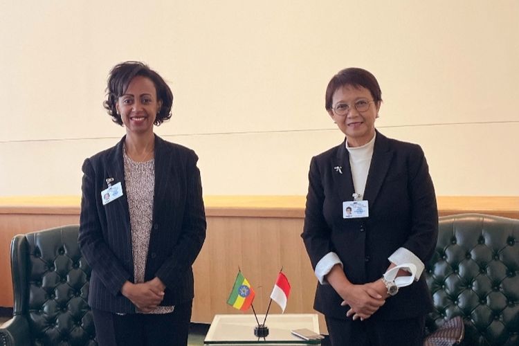 Menteri Luar Negeri (Menlu) RI, Retno Marsudi, membahas vaksinasi global bersama Menteri Luar Negeri Ethiopia, Lia Tadesse Gebremedhin. 