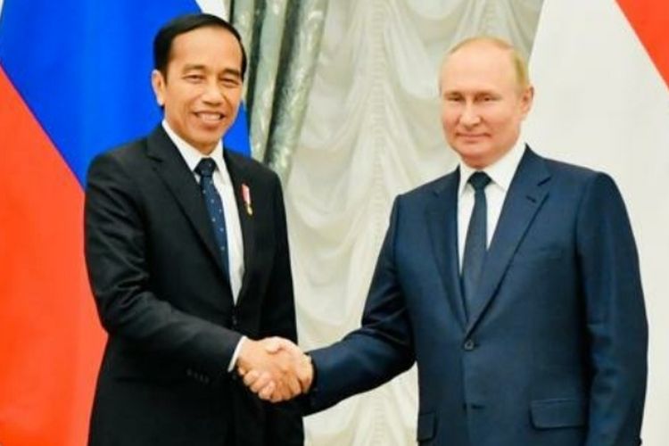 Presiden Joko Widodo dan Presiden Vladimir Putin usai melakukan konferensi pers bersama di Istana Kremlin, Moskwa, Rusia. Jokowi bertemu Putin pada Kamis (30/6/2022) setelah kunjungan ke Ukraina sehari sebelumnya. Baru-baru ini Jokowi menyebut Putin akan menghadiri KTT G20 di Bali saat diwawancarai media asing Bloomberg. Jokowi juga mengatakan Presiden China Xi Jinping akan hadir.