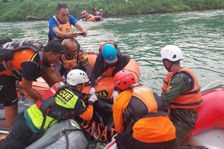 Tim SAR gabungan berhasil mengevakuasi T, seorangpemuda yang tenggelam ketika hendak memancing di Sungai Cisadane, Cisauk, Kabupaten Tangerang pada Senin (21/8/2023).