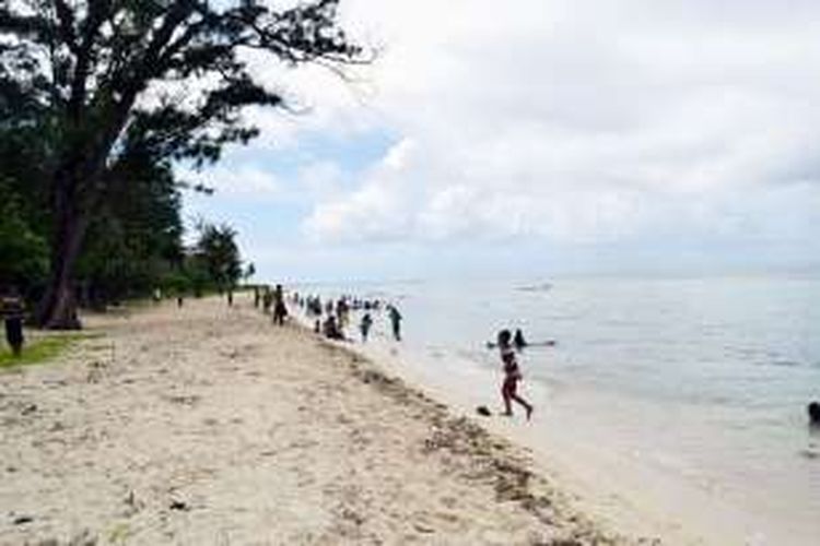 Pantai Koguna di Desa Mopaano, Kecamatan Lasalimu Selatan, Kabupaten Buton, Sulawesi Tenggara, mempunyai pesona eksotis. Sehingga banyak para pengunjung datang menikmati pesona pantai yang sungguh menawan.