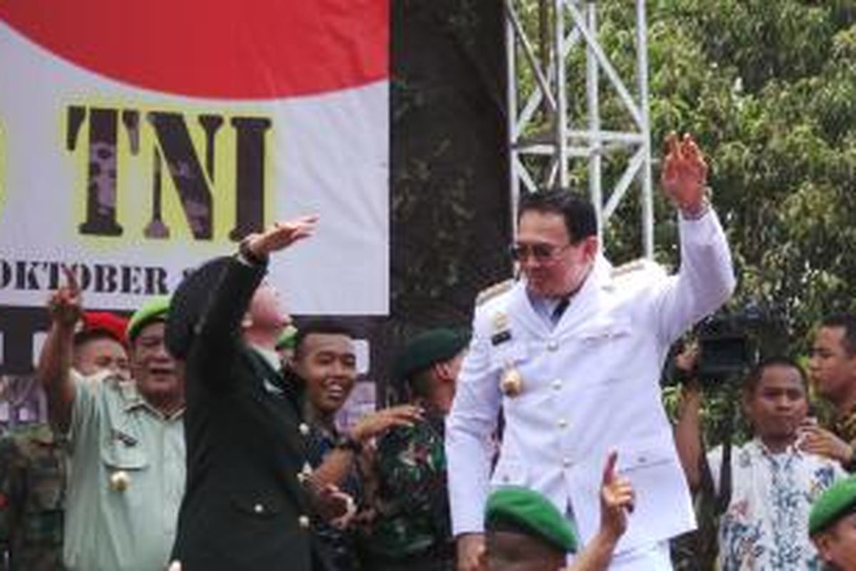 Gubernur DKI Jakarta Basuki Tjahaja Purnama joget dangdut di upacara HUT ke-70 TNI, di Lapangan Jayakarta, Jakarta Timur, Senin (5/10/2015).