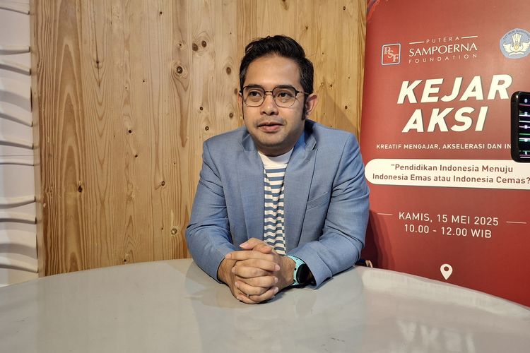 Sutradara Film Jumbo Ryan Adriandhy saat ditemui jurnalis setelah mengisi acara Kejar Aksi oleh Putra Sampoerna Foundation dan Kementerian Pendidikan Dasar dan Menengah di Gedung Kemendikdasmen, Jakarta, Kamis (14/05/25).