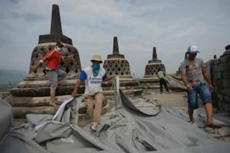 Suasana pembersihan abu vulkanik dari letusan Gunung Kelud di Candi Borobudur, Magelang, Jawa Tengah, mulai dilakukan, Senin (17/2/2014). Candi tersebut masih ditutup sementara bagi pengunjung selama proses pembersihan. KOMPAS/FERGANATA INDRA RIATMOKO 