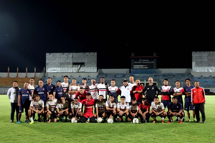 Sebagaian skuad Madura United foto bersama sebelum latihan perdana untuk musim 2020 di Stadion Gelora Bangkalan, Jumat (10/01/2020) malam.