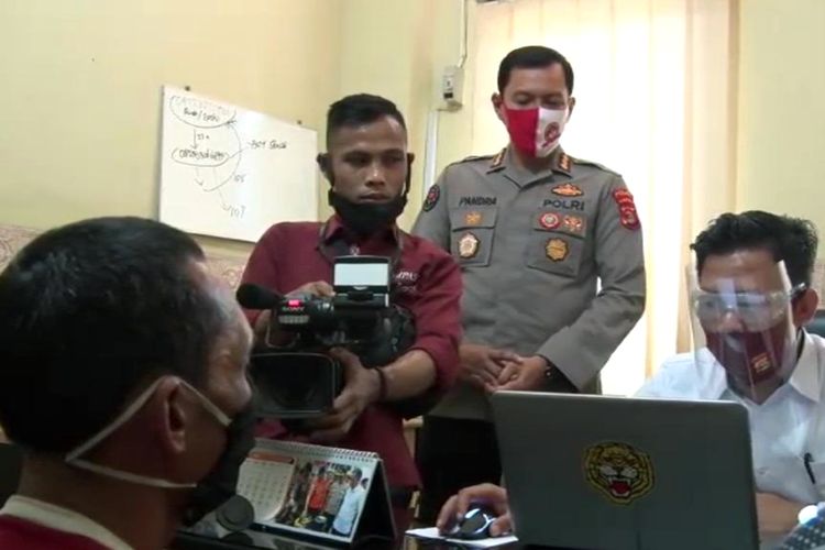 Tersangka DA (kiri) petugas P2TP2A Lampung Timur menjalani pemeriksaan di Subdit IV Renakta Ditkrimum Polda Lampung. DA menjadi tersangka dalam kasus pencabulan atas korban pemerkosaan yang didampinginya.