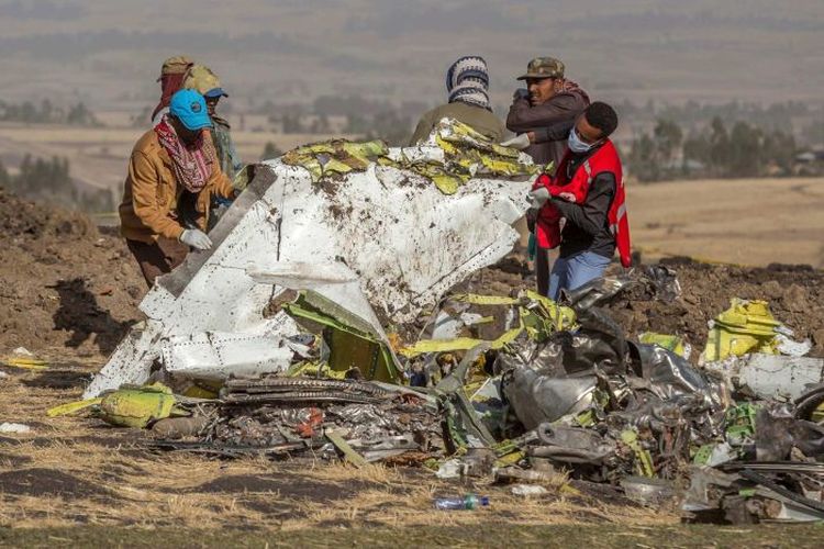 Petugas berada di lokasi jatuhnya pesawat Ethiopia Airlines di dekat Bishoftu di sebelah selatan ibu kota Ethiopia Addis Ababa bulan Maret 2019.
