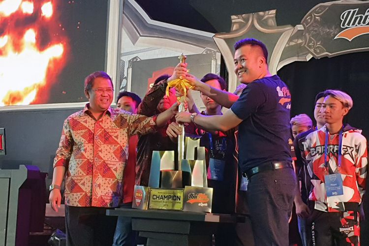Menteri Komunikasi dan Informatika Rudiantara (kiri) meresmikan pembukaan ajang E-Sport South East Asia Cyber Arena (SEACA) di Jakarta, Rabu (17/10/2018).