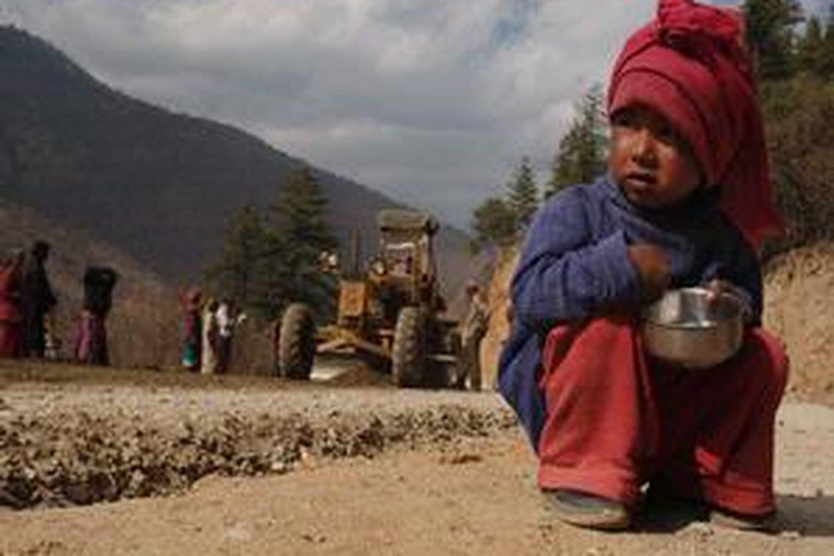 Bocah miskin di Nepal sedang menikmati makanan