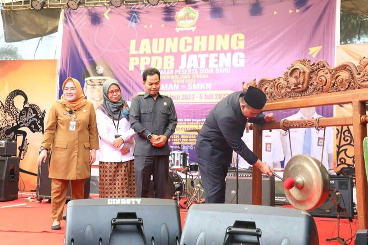 Wagub Jateng Taj Yasin saat meluncurkan aplikasi Proses Penerimaan Peserta Didik Baru (PPDB) online tingkat SMA dan SMK di Museum Ranggawarsita Semarang, Senin (12/06/2023).