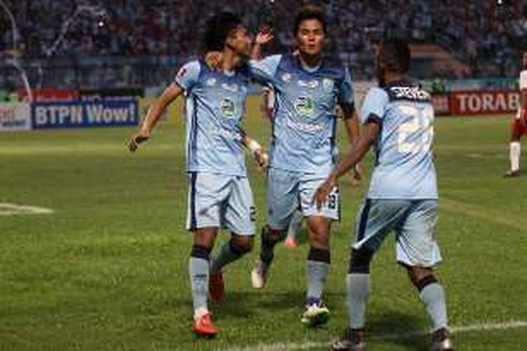 Choi Hyun Yeon (tengah), saat merayakan gol kedua Persela yang dicetak Dendy Sulistyawan (kiri) dari titik putih.