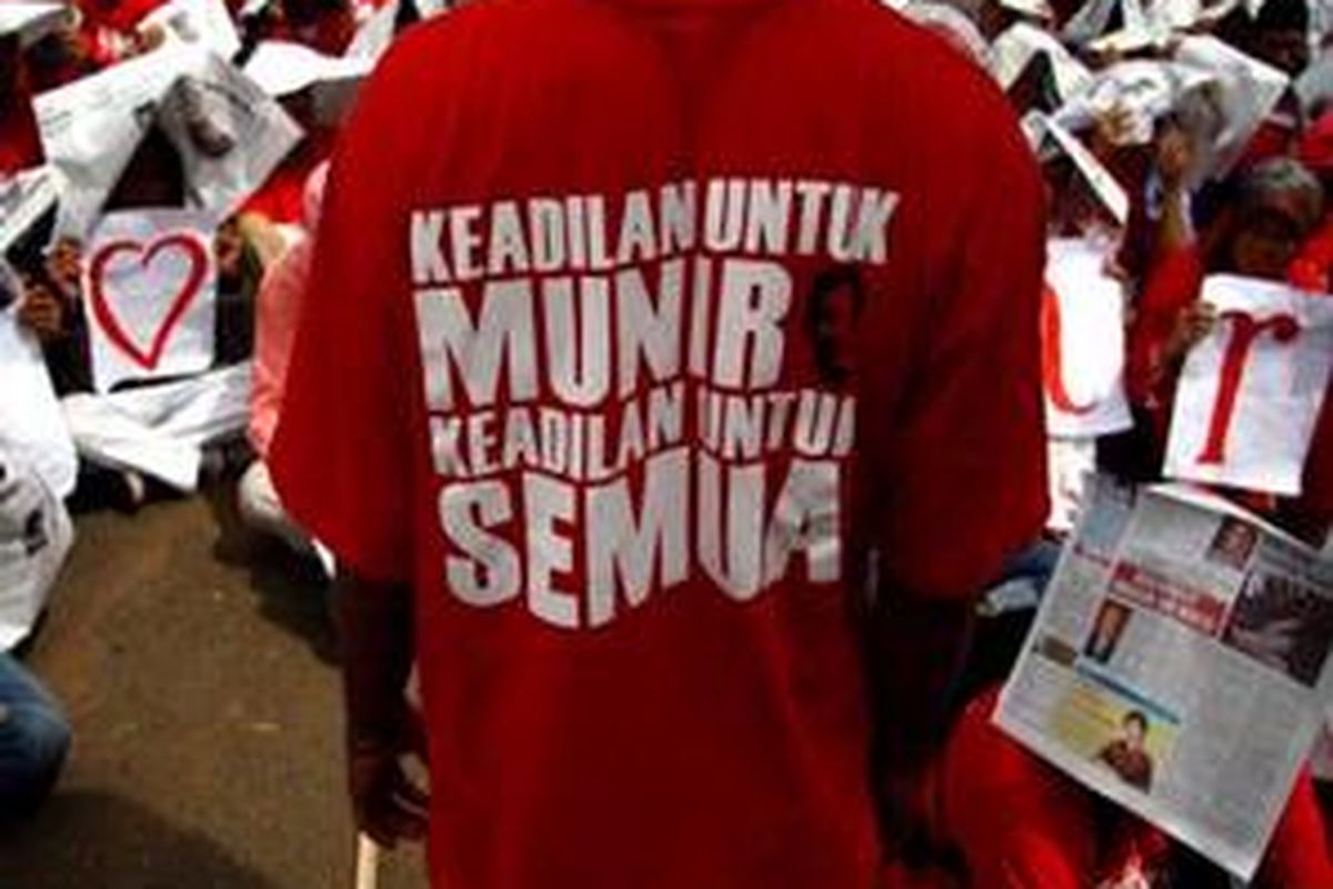 Para pendukung pejuang HAM, Munir melakukan aksi di depan Istana Negara, Jakarta Pusat, Rabu (31/12). Mereka mengungkapkan kekecewaan terhadap vonis bebas Muchdi Purwoprandjono dengan mengirimkan surat untuk Presiden Susilo Bambang Yudhoyono. 