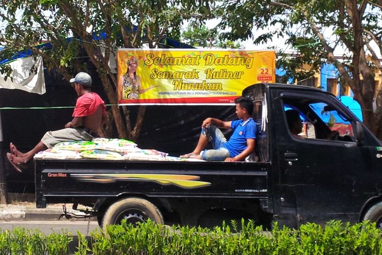 Spanduk acara kegiatan kuliner di Kabupaten Nunukan yang disisipi acara kontes waria. Kepolisian Resor Nunukan menghentikan acara kontes waria karena tidak memiliki ijin. 