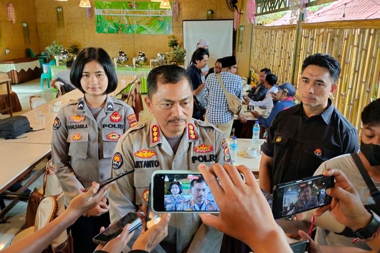 Kabid Humas Polda NTB, Kombes Pol Artanto saat memberi keterangan di Mataram beberapa waktu lalu.