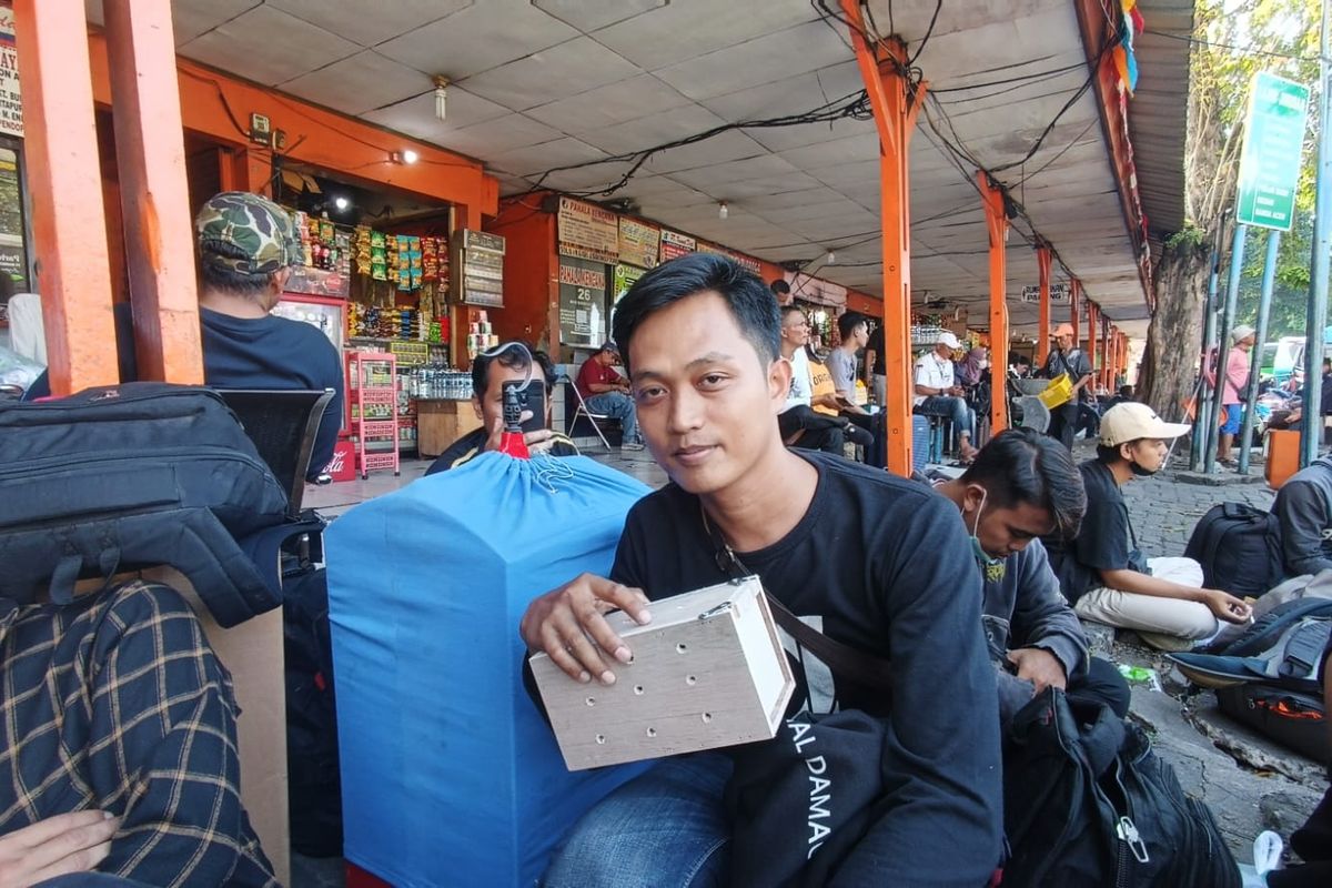 Galih (30), pemudik asal Kudus, Jawa Tengah yang kerap bawa burungnya saat pulang ke.kampung halaman