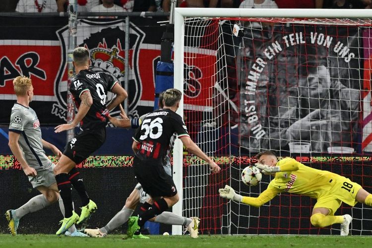 Gelandang AC Milan Alexis Saelemaekers (tengah) mencetak gol ke gawang RB Salzburg pada laga matchday pertama Grup E Liga Champions 2022-2023 di Stadion Red Bull Arena, Austria, Rabu (7/9/2022) dini hari WIB.