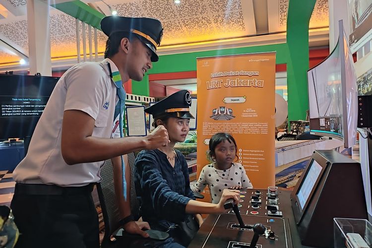 PT LRT Jakarta sediakan train simulator pada stan yang berada di Jakarta Fair 2023. Train simulator ini membuat pengunjung yang mencobanya dapat merasakan seperti masinis kereta.