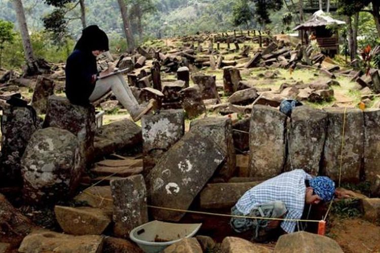 Anggota tim Penelitian Gunung Padang, Cianjur, Jawa Barat, sedang meneliti dan mencatat data sampel dari temuan yang digali, beberapa waktu lalu.