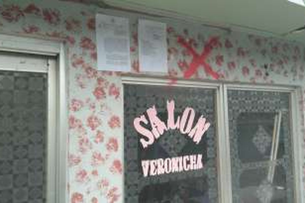 Salah satu rumah warga Kalijodo yang dijadikan tempat usaha salon sudah kosong, siap dibongkar. 