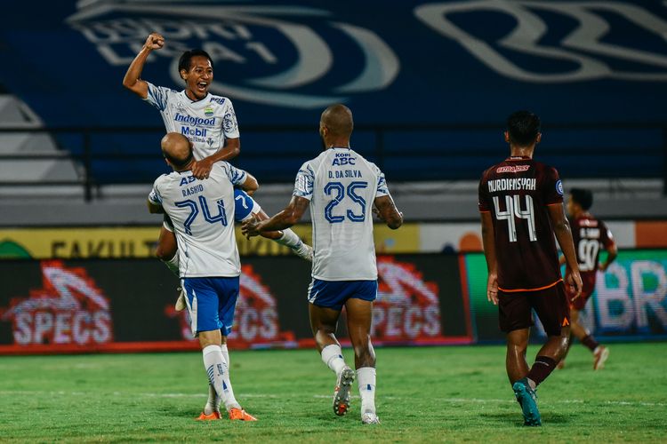 Para pemain Persib Bandung merayakan gol ke gawang Borneo FC, saat kedua tim bertemu di pekan ke-20 Liga 1 2021-2022. Dalam laga yang berlangsung di Stadion Kapten I Wayan Dipta, Gianyar, Selasa (18/1/2022) itu Persib menang dengan skor tipis 1-0. 