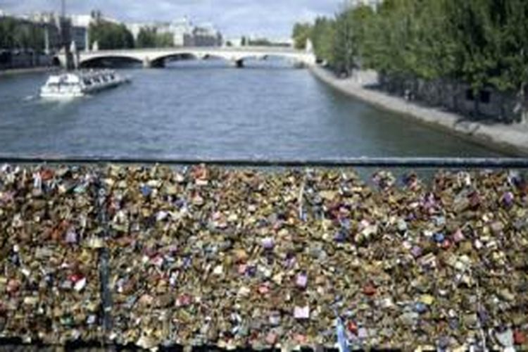 Pont des Arts atau dikenal dengan jembatan cinta di Kota Paris