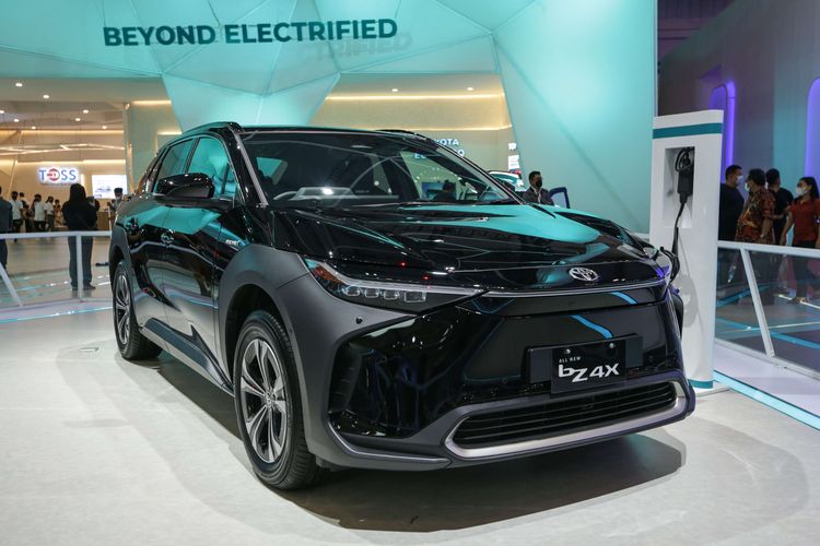 Toyota bZ4X dipamerkan di ajang Gaikindo Indonesia International Auto Show (GIIAS) 2022 di ICE BSD, Tangerang, Jumat (12/8/2022). Dibawa langsung oleh PT Toyota Astra Motor (TAM) dari Jepang, mobil ini untuk kali pertama hadir di pasar Asia Tenggara.