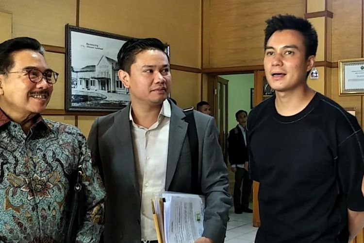 Baim Wong, Paula Verhoeven, Hotma Sitompul dan tim kuasa hukumnya saat ditemui di Pengadilan Negeri Kota Bogor, Rabu (23/10/2019).