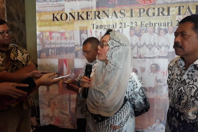 Ketua Umum Pengurus Besar PGRI Prof. Unifah Rosyidi di sela-sela acara Konferensi Kerja Nasional PGRI 2020.