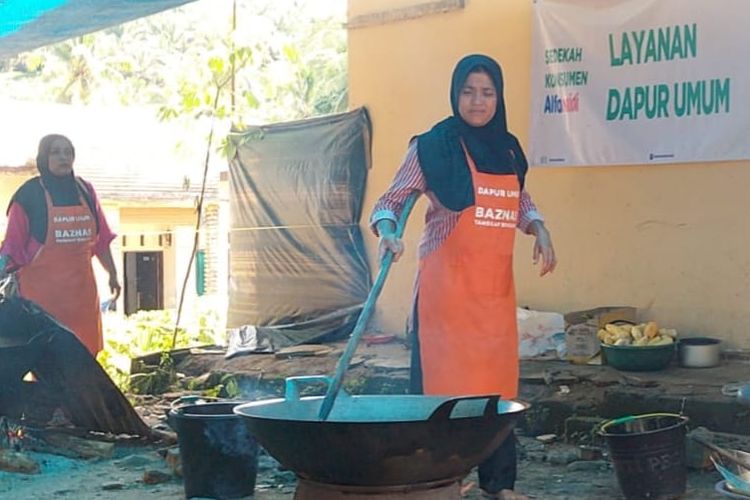 Ibu-ibu memasak di Dapur Umum BAZNAS yang dibangun di Tapanuli Selatan