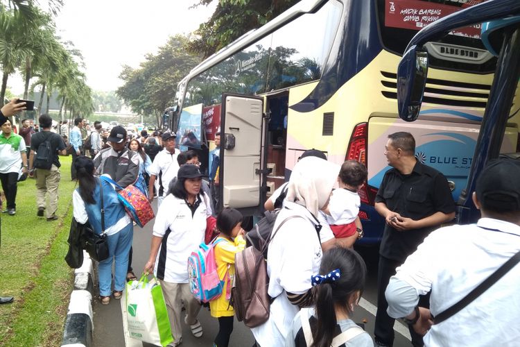 Peserta mudik gratis Bank Mandiri ketika diberangkatkan melalui Plaza Mandiri, Jakarta, Kamis (7/6/2018).