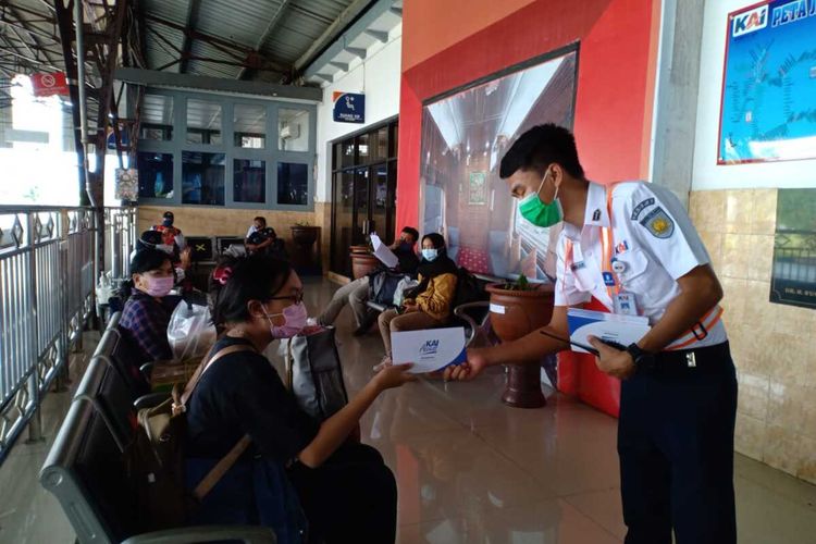 Pembagian masker gratis kepada penumpang kereta api di Stasiun Purwokerto, Kabupaten Banyumas, Jawa Tengah, Selasa (3/11/2020).