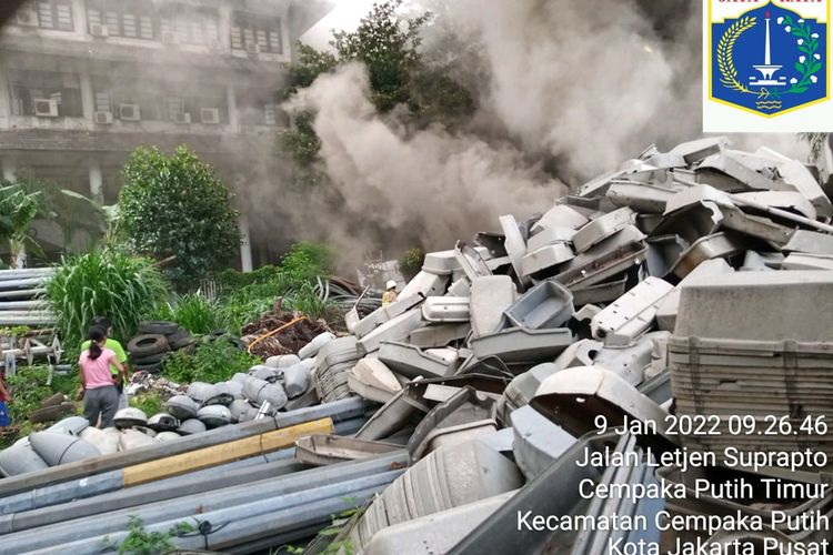 Kebakaran Puing di Jalan Letjend Suprapto, Kelurahan Cempaka putih Timur, Kecamatan Cempaka putih, Jakarta Pusat, Minggu (9/1/2022)