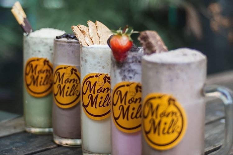 Mom Milk yang ada di Jalan Adi Sucipto No.4, Banjarsari, Solo ini memiliki berbagai varian rasa mulai dari rasa taro, hazelnut, dan berbagai pilihan toping