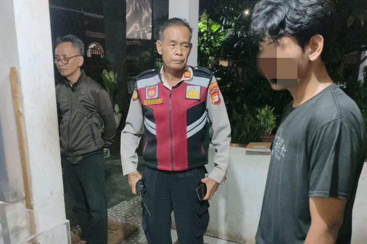 Seorang pelajar SMP (kanan) ditangkap jajaran Polsek Pasar Minggu karena terlibat tawuran di bilangan Ragunan, Jakarta Selatan, Senin (18/4/2023). 