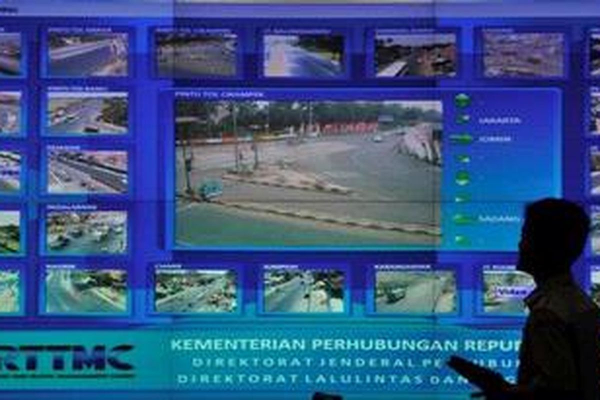 Petugas memantau arus mudik Lebaran yang terekam kamera CCTV di Kantor Kementrian Perhubungan, Jakarta, Selasa (14/8/2012). Ada sekitar 522 titik di pelabuhan, bandara, stasiun, terminal, dan jalan raya di seluruh Indonesia yang dipantau.  