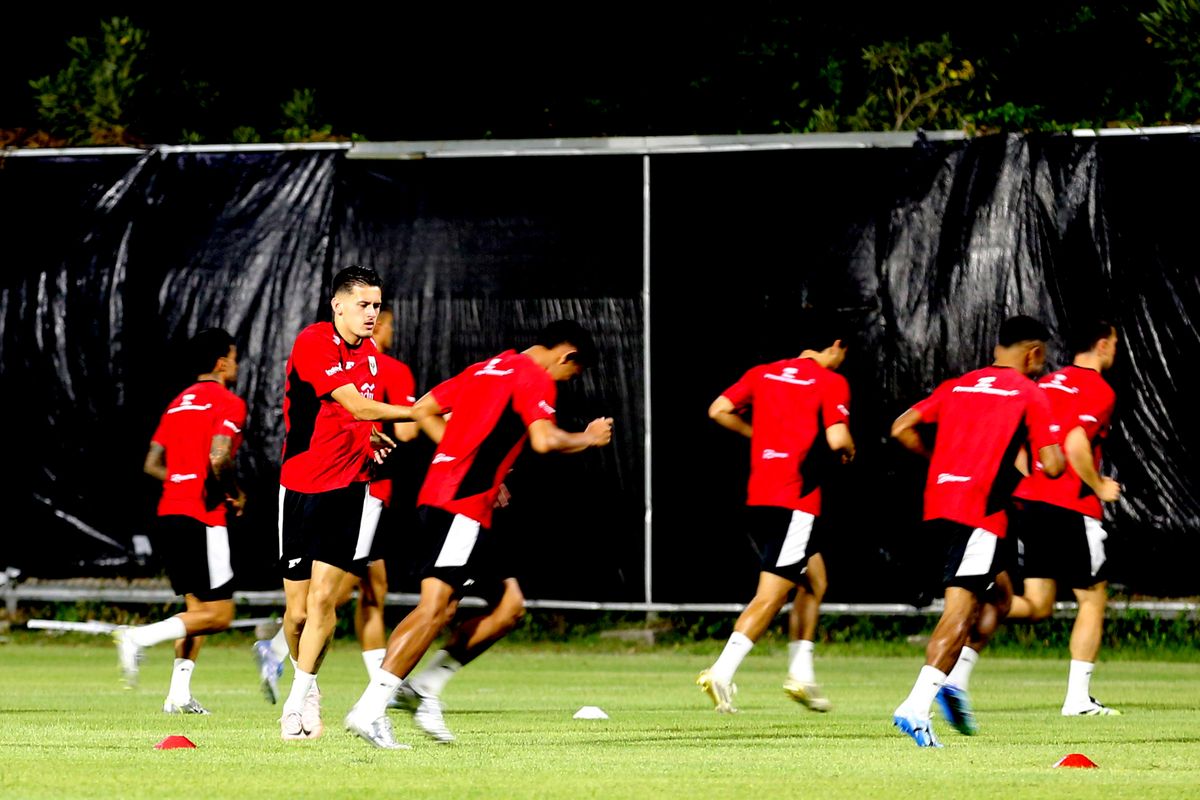 Personel Timnas Indonesia kala menjalani sesi latihan di Lapangan C Kompleks Gelora Bung Tomo, Surabaya, Selasa (2/9/2025) jelang laga FIFA Matchday melawan Taiwan dan Lebanon.