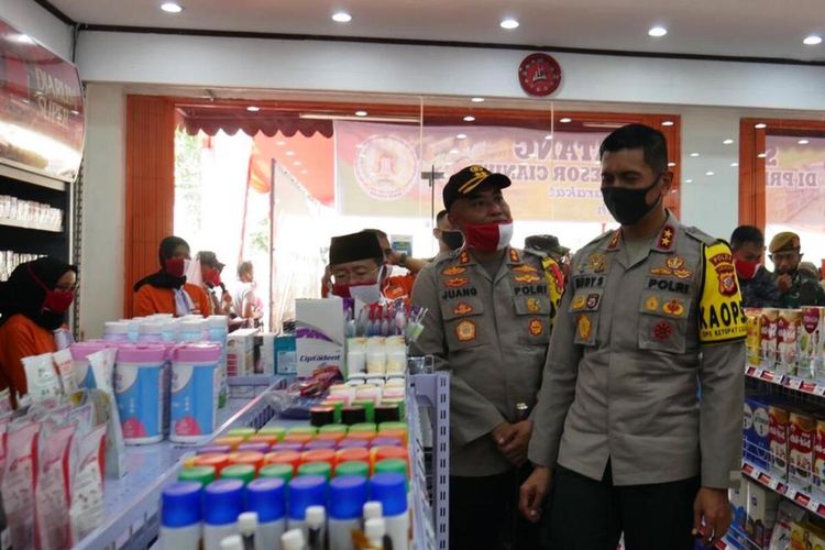 Kapolda Jawa Barat Irjen Pol Rudy Sufahriadi didampingi Kapolres Cianjur AKBP Juang Andi Priyanto meninjau isi minimarket Polres Cianjur yang baru saja resmi dibuka, Selasa (12/5/2020)